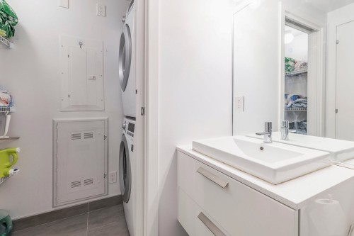 Bathroom - 1703-1211 Rue Drummond, Montréal (Ville-Marie), QC - Indoor Photo Showing Laundry Room