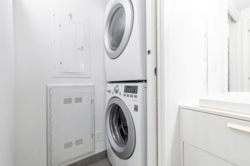 Bathroom - 1703-1211 Rue Drummond, Montréal (Ville-Marie), QC - Indoor Photo Showing Laundry Room
