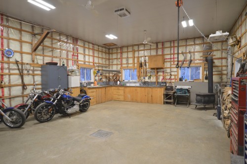 Garage - 169 Ch. Roy, Amherst, QC - Indoor Photo Showing Garage