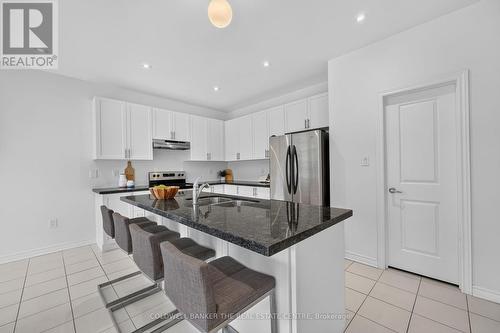 1048 Barton Way, Innisfil, ON - Indoor Photo Showing Kitchen With Double Sink With Upgraded Kitchen