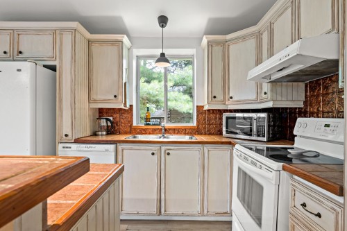 Cuisine - 12571 Ch. Du Lac-Labelle, Labelle, QC - Indoor Photo Showing Kitchen With Double Sink
