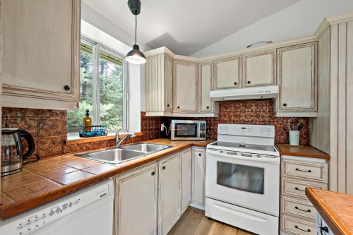 Cuisine - 12571 Ch. Du Lac-Labelle, Labelle, QC - Indoor Photo Showing Kitchen With Double Sink