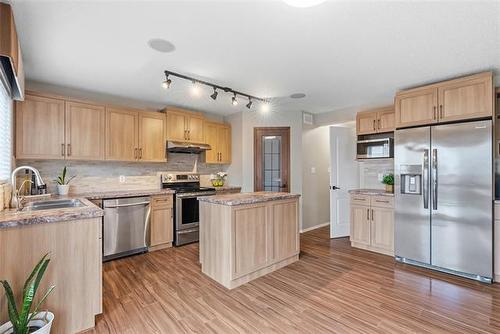162 Audette Dr, Winnipeg, MB - Indoor Photo Showing Kitchen With Double Sink