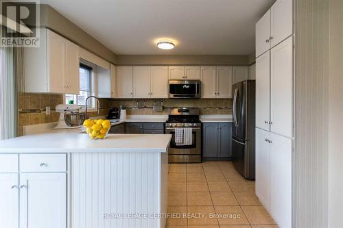 33 Winners Circle E, Brampton, ON - Indoor Photo Showing Kitchen