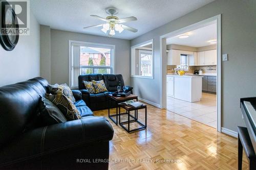 33 Winners Circle E, Brampton, ON - Indoor Photo Showing Living Room