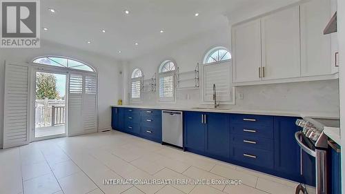 2 Dolce Crescent, Vaughan, ON - Indoor Photo Showing Kitchen