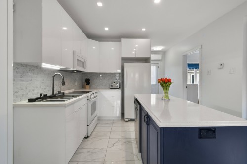 Cuisine - 13 Rue Des Cyprès, Saint-Philippe, QC - Indoor Photo Showing Kitchen With Double Sink With Upgraded Kitchen
