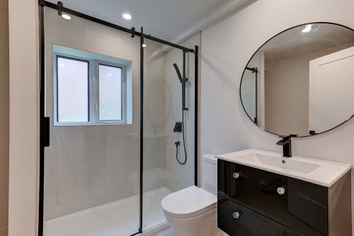 Bathroom - 3311 Rue Mistral, Brossard, QC - Indoor Photo Showing Bathroom