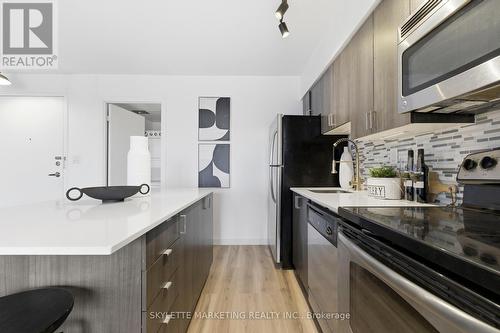 701 - 801 Sheppard Avenue W, Toronto, ON - Indoor Photo Showing Kitchen
