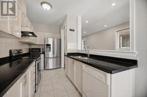7443 Russian Olive Close, Mississauga, ON - Indoor Photo Showing Kitchen With Double Sink With Upgraded Kitchen