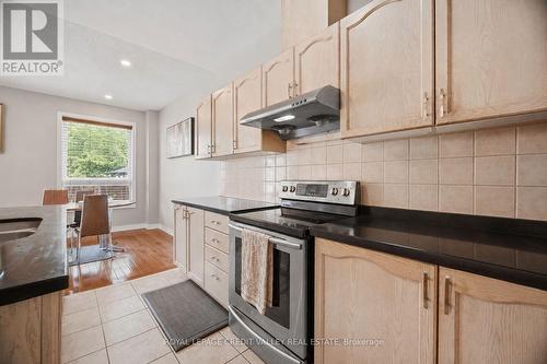 7443 Russian Olive Close, Mississauga, ON - Indoor Photo Showing Kitchen With Upgraded Kitchen