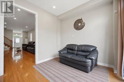 7443 Russian Olive Close, Mississauga, ON - Indoor Photo Showing Living Room