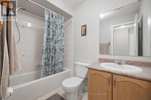 7443 Russian Olive Close, Mississauga, ON - Indoor Photo Showing Bathroom