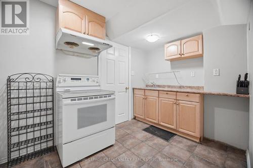 7443 Russian Olive Close, Mississauga, ON - Indoor Photo Showing Kitchen