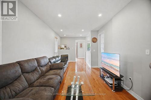 7443 Russian Olive Close, Mississauga, ON - Indoor Photo Showing Living Room