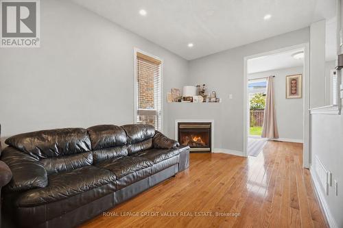 7443 Russian Olive Close, Mississauga, ON - Indoor Photo Showing Living Room With Fireplace