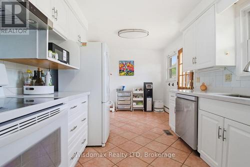 3384 Baker Crescent, Niagara Falls (Casey), ON - Indoor Photo Showing Kitchen