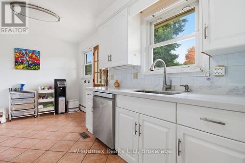 3384 Baker Crescent, Niagara Falls (Casey), ON - Indoor Photo Showing Kitchen
