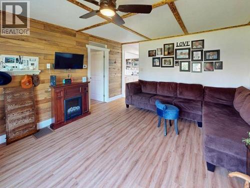 4653 Joyce Ave, Powell River, BC - Indoor Photo Showing Living Room