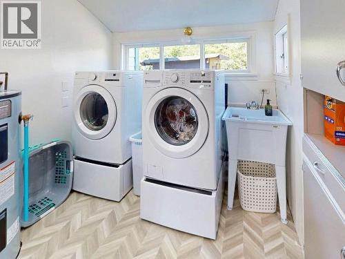 4653 Joyce Ave, Powell River, BC - Indoor Photo Showing Laundry Room