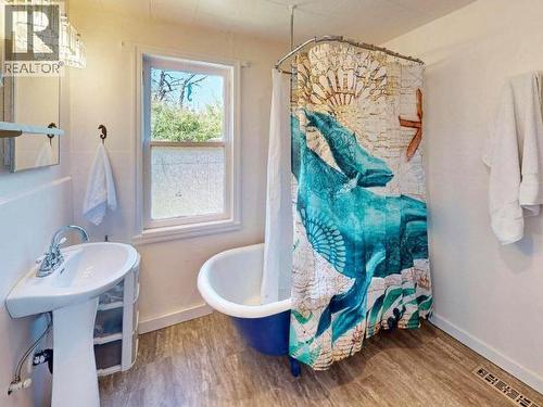 4653 Joyce Ave, Powell River, BC - Indoor Photo Showing Bathroom