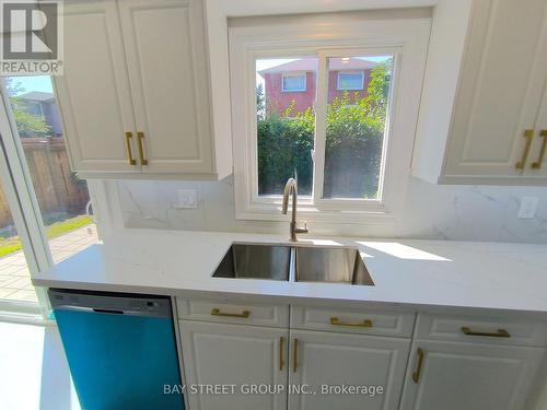 3282 Dragon Drive, Mississauga, ON - Indoor Photo Showing Kitchen