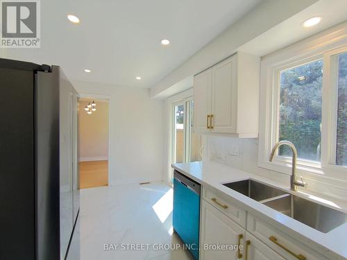 3282 Dragon Drive, Mississauga, ON - Indoor Photo Showing Kitchen With Double Sink