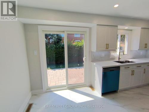 3282 Dragon Drive, Mississauga, ON - Indoor Photo Showing Kitchen With Double Sink