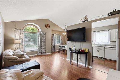 464 Springfield Rd, Winnipeg, MB - Indoor Photo Showing Living Room