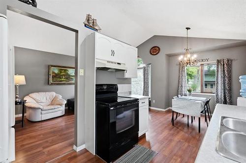 464 Springfield Rd, Winnipeg, MB - Indoor Photo Showing Kitchen With Double Sink