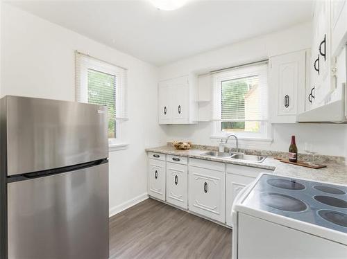 1331 Somerville Ave, Winnipeg, MB - Indoor Photo Showing Kitchen With Double Sink