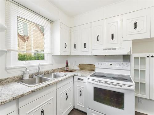 1331 Somerville Ave, Winnipeg, MB - Indoor Photo Showing Kitchen With Double Sink