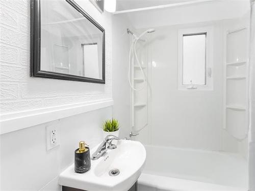 1331 Somerville Ave, Winnipeg, MB - Indoor Photo Showing Bathroom