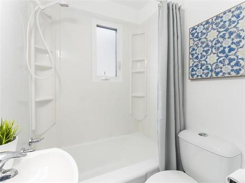 1331 Somerville Ave, Winnipeg, MB - Indoor Photo Showing Bathroom