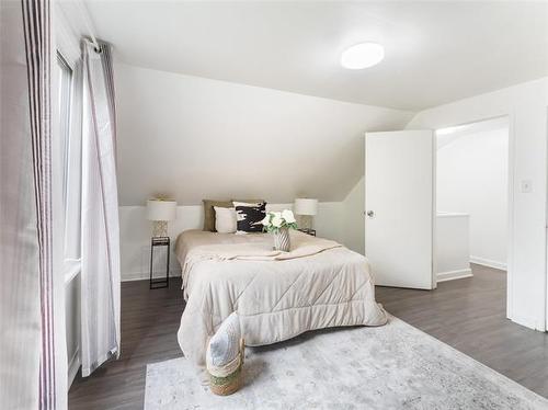 1331 Somerville Ave, Winnipeg, MB - Indoor Photo Showing Bedroom