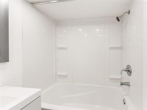 1331 Somerville Ave, Winnipeg, MB - Indoor Photo Showing Bathroom