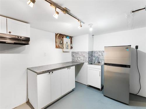 1331 Somerville Ave, Winnipeg, MB - Indoor Photo Showing Kitchen