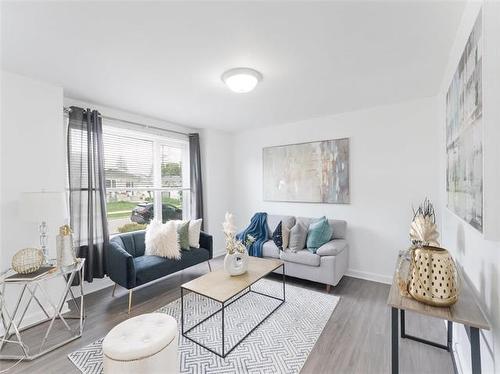1331 Somerville Ave, Winnipeg, MB - Indoor Photo Showing Living Room