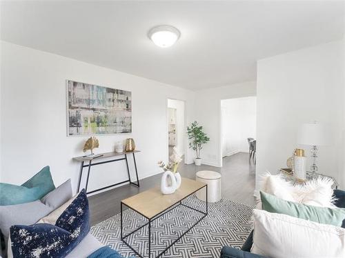 1331 Somerville Ave, Winnipeg, MB - Indoor Photo Showing Living Room