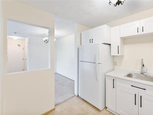 7-55 Bayridge Ave, Winnipeg, MB - Indoor Photo Showing Kitchen