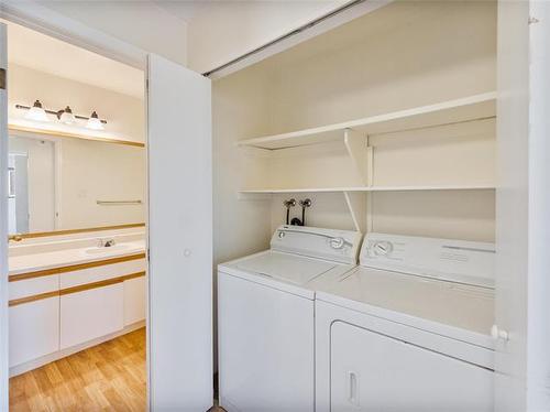7-55 Bayridge Ave, Winnipeg, MB - Indoor Photo Showing Laundry Room
