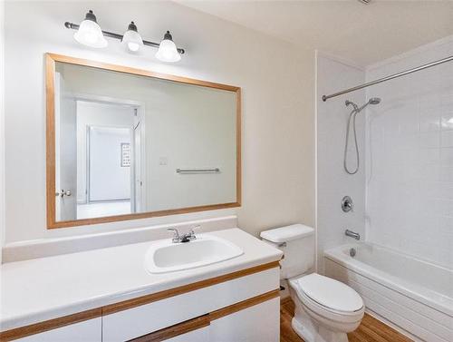 7-55 Bayridge Ave, Winnipeg, MB - Indoor Photo Showing Bathroom