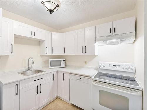 7-55 Bayridge Ave, Winnipeg, MB - Indoor Photo Showing Kitchen