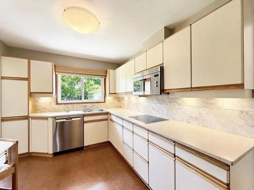 204 Anten Street, Thunder Bay, ON - Indoor Photo Showing Kitchen With Double Sink