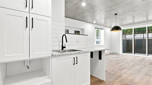 Kitchen - 002-2010 Rue De Chambly, Saint-Bruno-De-Montarville, QC - Indoor Photo Showing Kitchen With Upgraded Kitchen