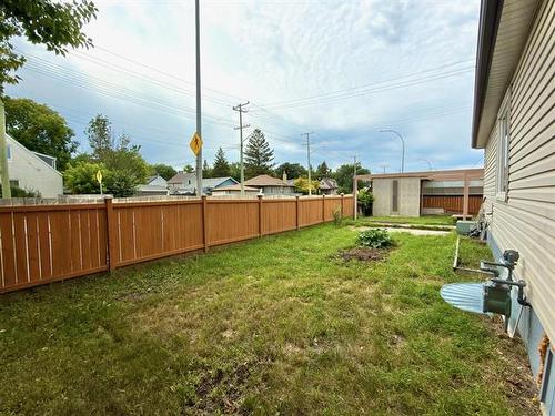 396 Belvidere St, Winnipeg, MB - Outdoor With Backyard
