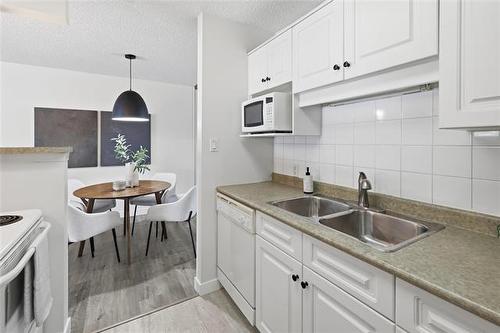 8-700 Blantyre Ave, Winnipeg, MB - Indoor Photo Showing Kitchen With Double Sink