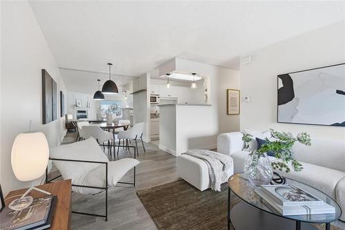 8-700 Blantyre Ave, Winnipeg, MB - Indoor Photo Showing Living Room