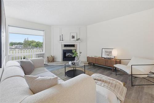 8-700 Blantyre Ave, Winnipeg, MB - Indoor Photo Showing Living Room With Fireplace