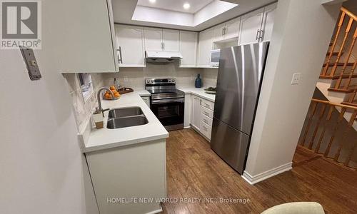 5666 Cortina Crescent, Mississauga, ON - Indoor Photo Showing Kitchen With Double Sink With Upgraded Kitchen